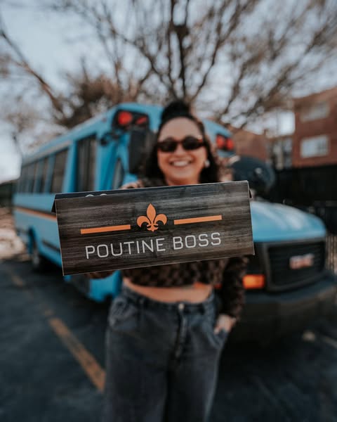 Cuisinier dans la cuisine de Poutine Boss